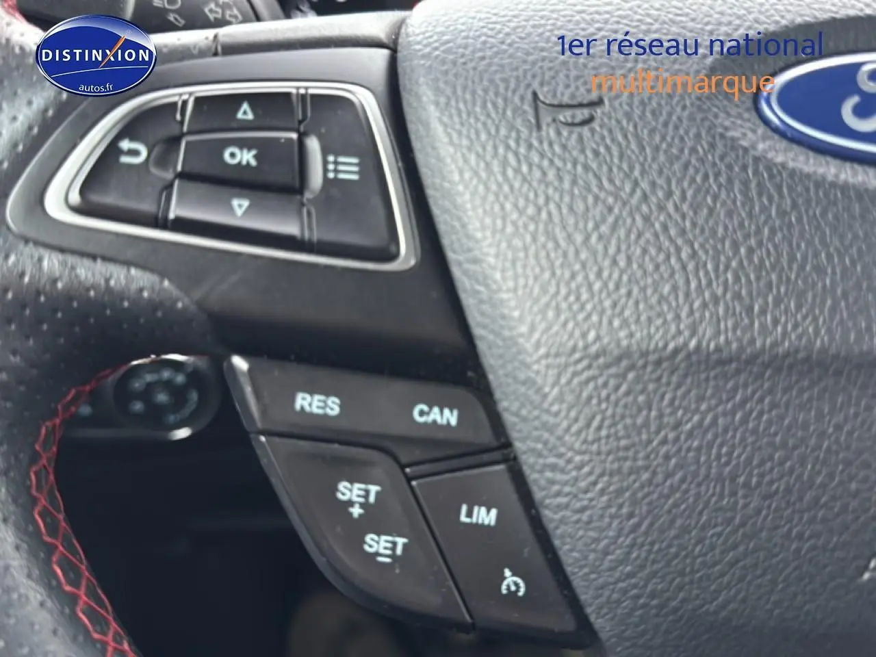 Gros plan sur le volant cuir noir du Ford EcoSport 2019, avec commandes multifonctions et surpiqûres rouges visibles.