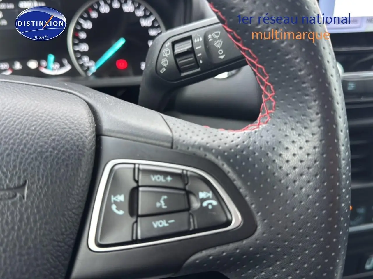 Gros plan sur le volant cuir noir perforé avec surpiqûres rouges du Ford EcoSport 1.0 Ecoboost 125 ST-Line 2019.
