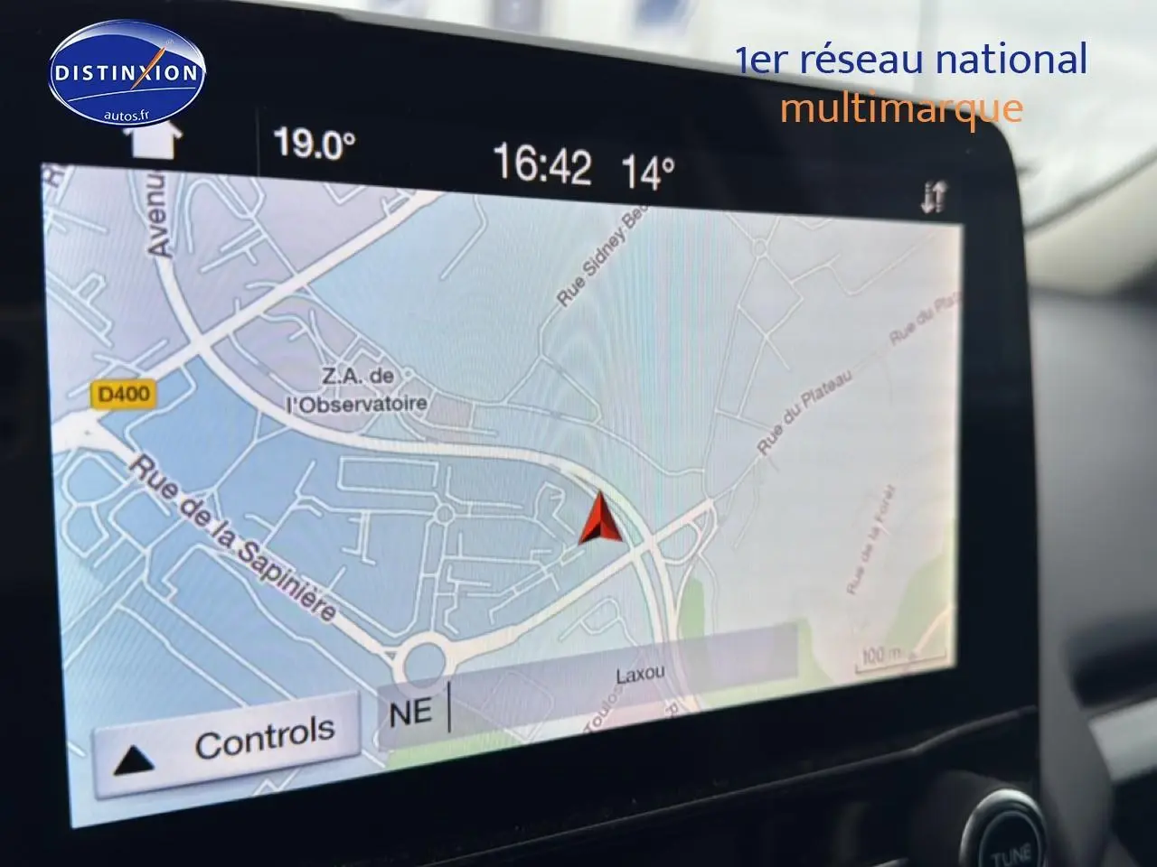 Écran tactile du GPS du Ford EcoSport noir 2019, vue rapprochée du tableau de bord intérieur.