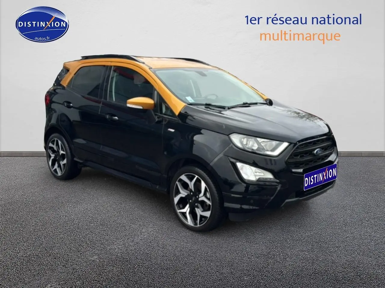 Ford EcoSport 1.0 Ecoboost noir avec toit et rétroviseurs orange, vue 3/4 avant droit.