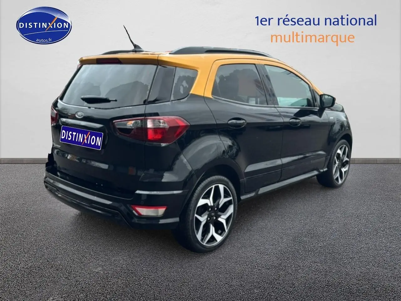 Ford EcoSport noir avec toit jaune, vue 3/4 arrière droit, jantes alliage et vitres teintées visibles.