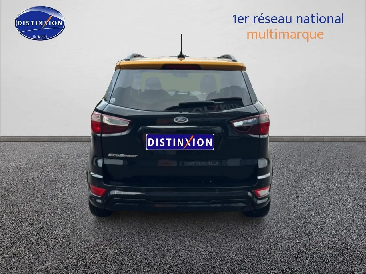 Vue arrière d'un Ford EcoSport noir avec toit orange, mettant en valeur ses feux et barres de toit visibles.