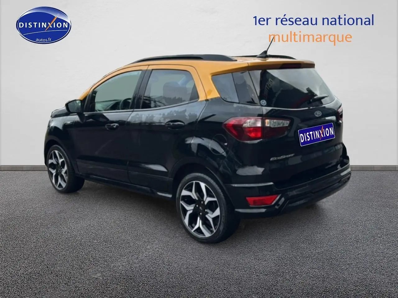 Ford EcoSport noir avec toit orange vue 3/4 arrière droit, jantes alliage et barres de toit visibles.