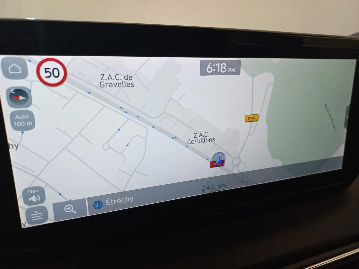 Écran tactile intérieur du Hyundai Santa Fe hybride montrant la navigation avec carte et indication de vitesse 50 km/h.