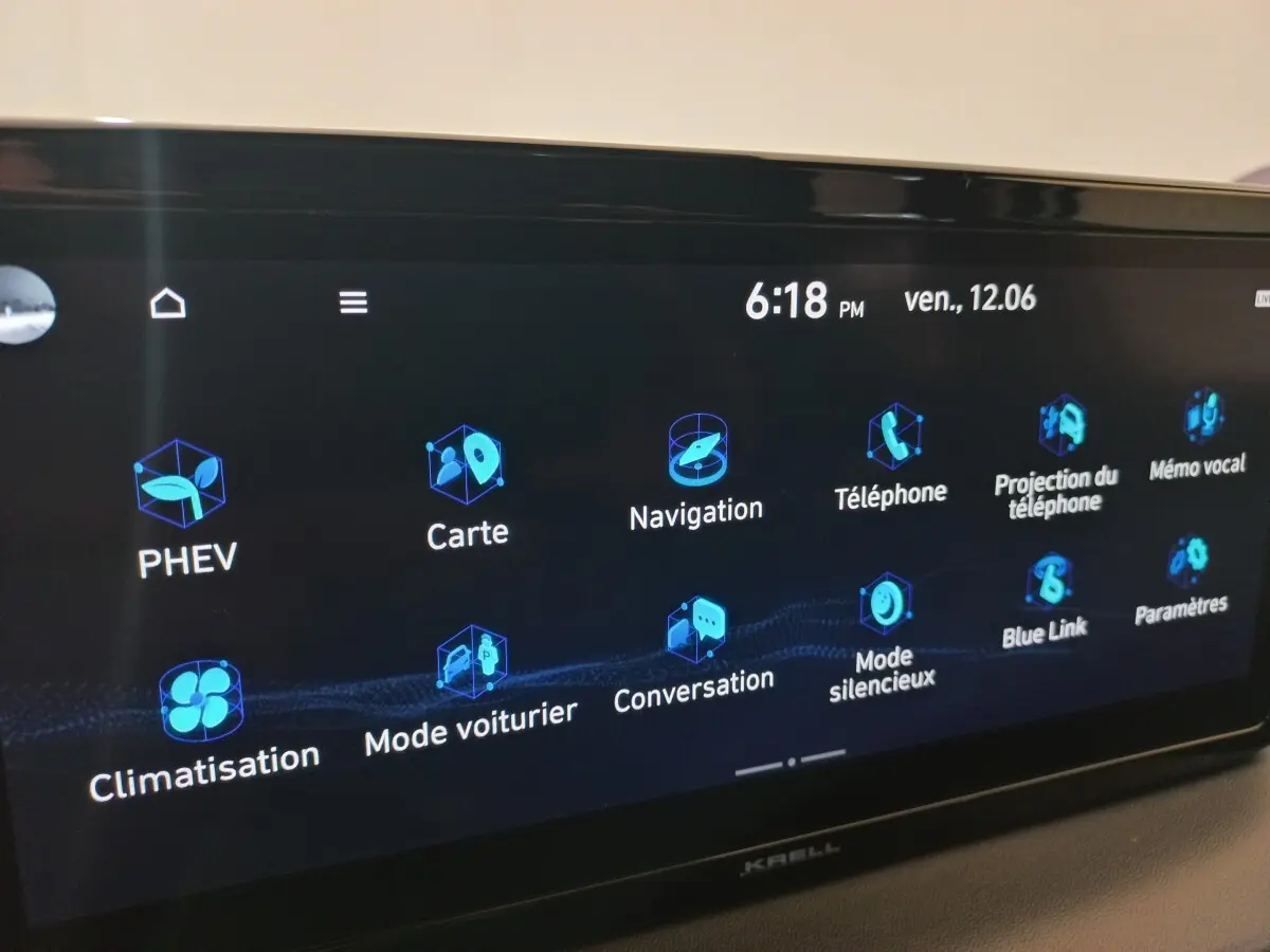Écran tactile intérieur du Hyundai Santa Fe hybride 2021 affichant les options de navigation et connectivité.