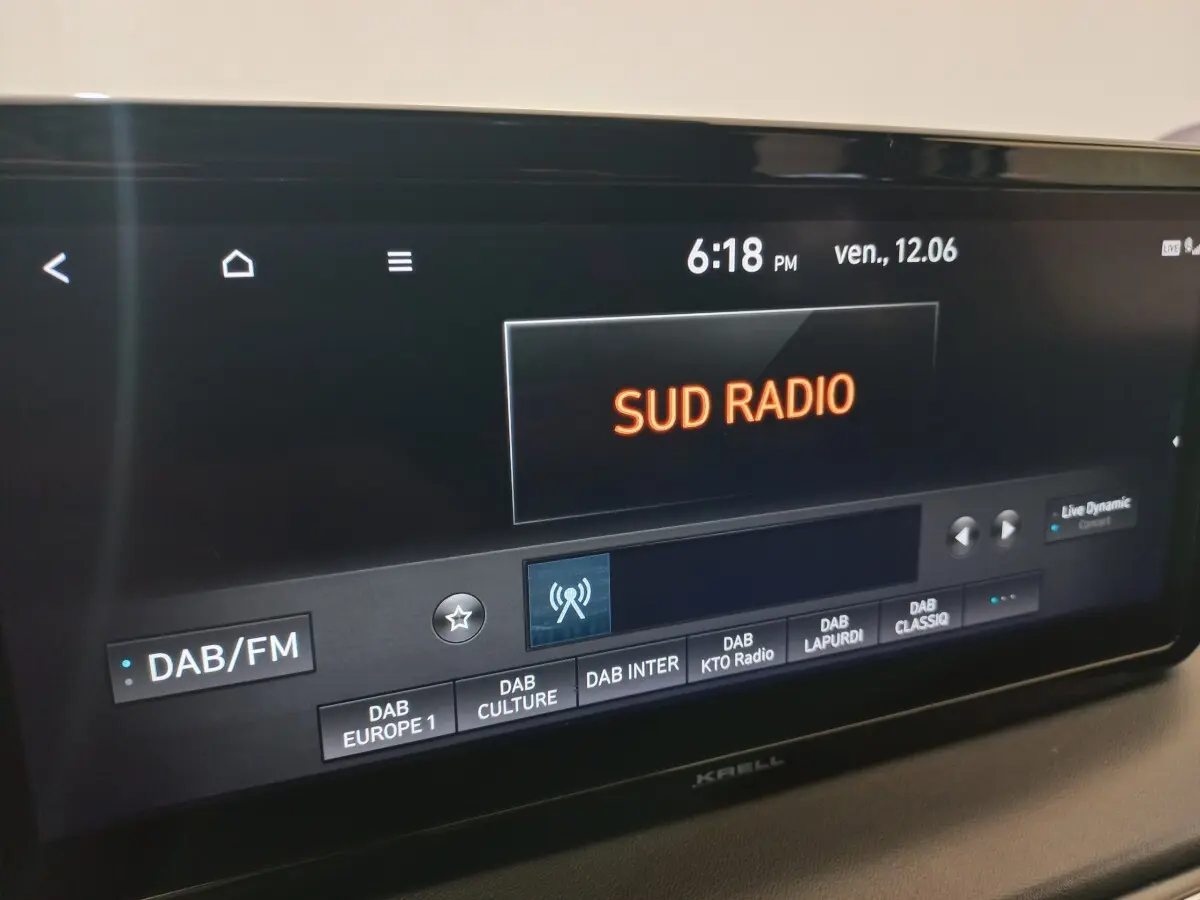 Écran tactile central du Hyundai Santa Fe gris clair affichant la radio DAB/FM en intérieur véhicule.