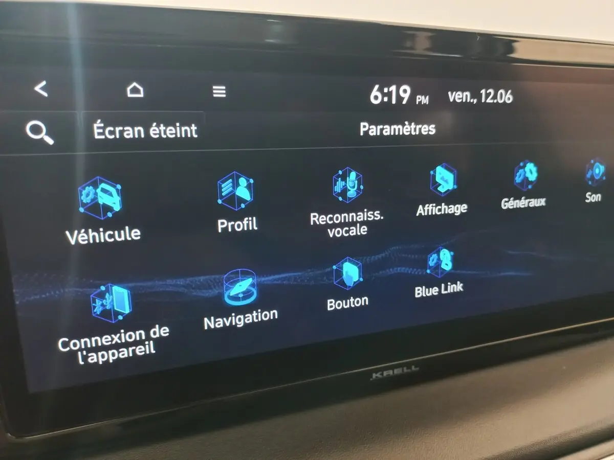Écran tactile du système multimédia du Hyundai Santa Fe hybride, affichant le menu des paramètres en intérieur.