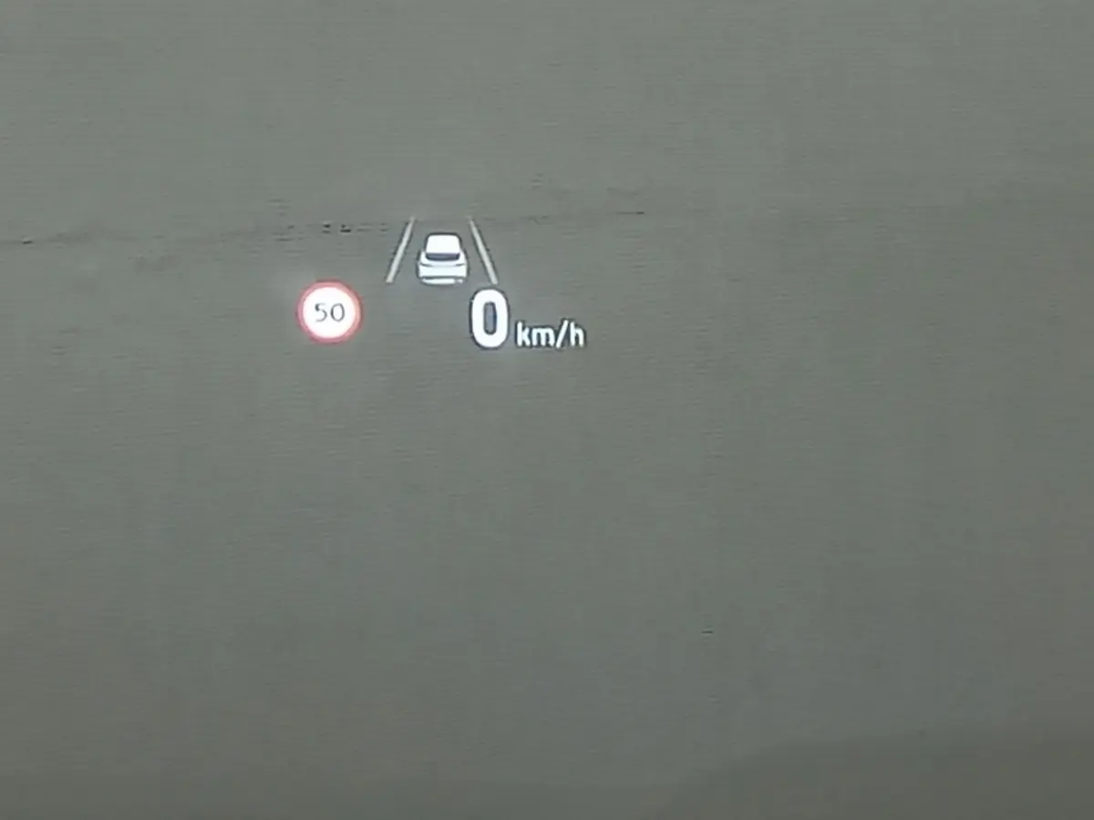 Affichage tête haute montrant limite de vitesse 50 km/h et véhicule à l'arrêt, sans vue du Hyundai Santa Fe gris.