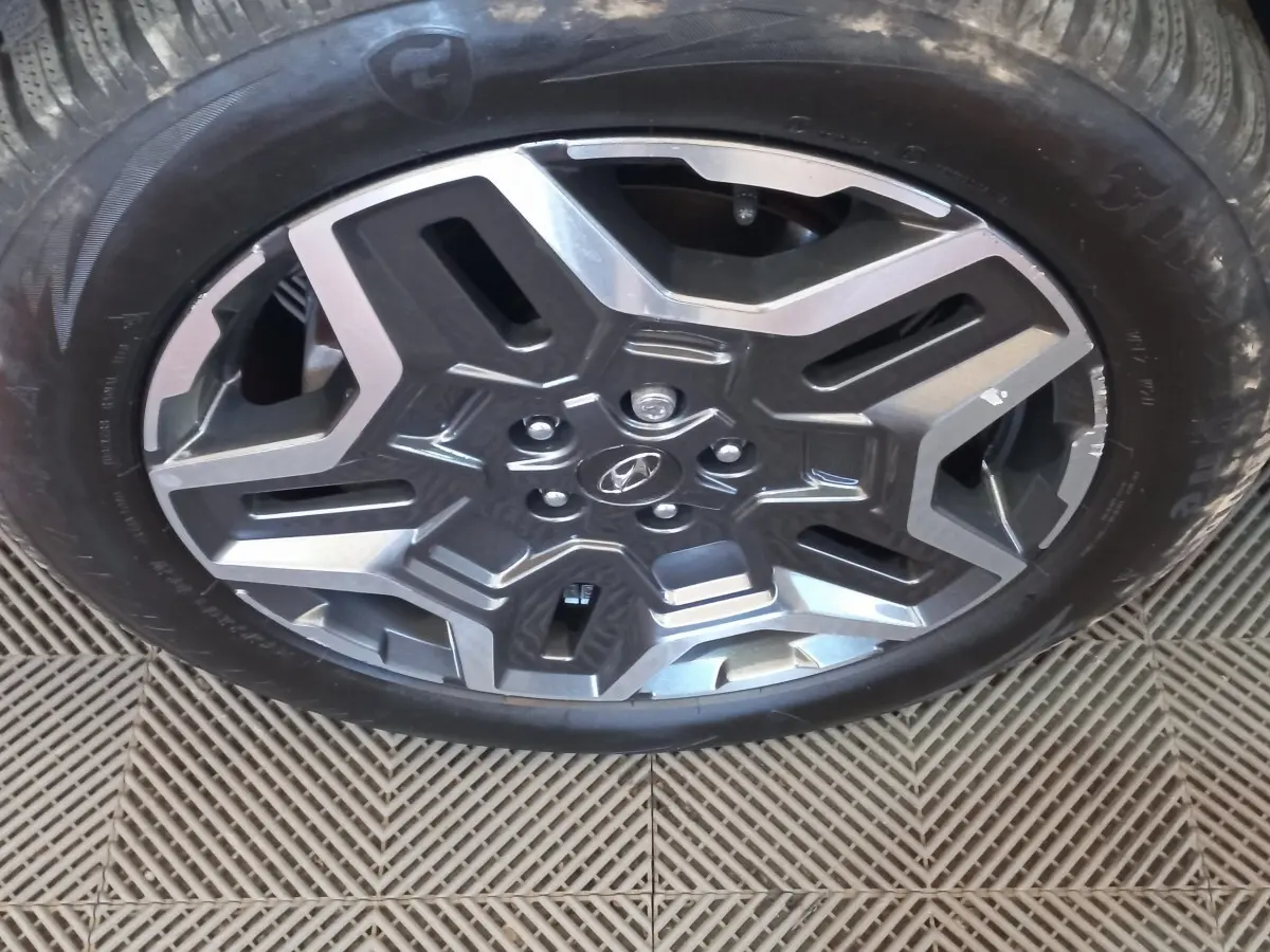 Gros plan sur la jante alliage grise et noire du Hyundai Santa Fe 2021, avec logo Hyundai au centre.