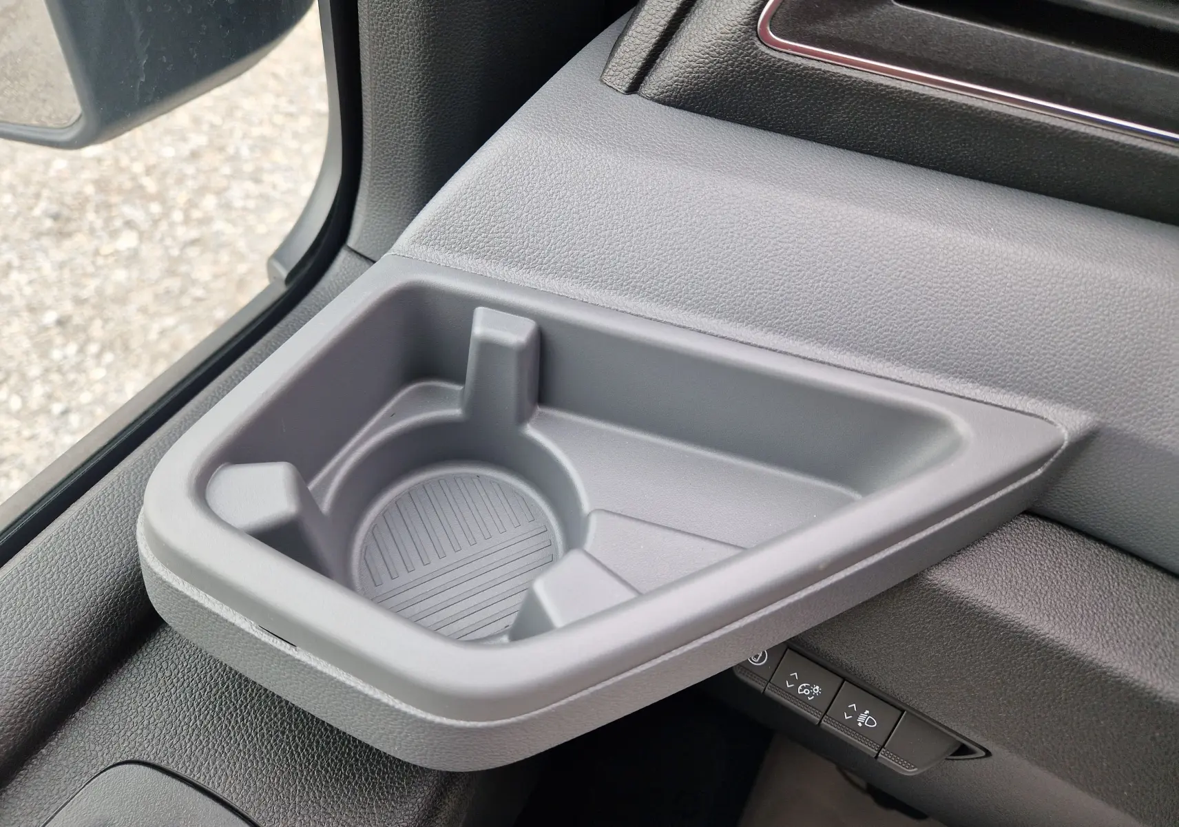 Gros plan sur le porte-gobelet gris intégré côté gauche du tableau de bord du Renault Master L2H2 2026.