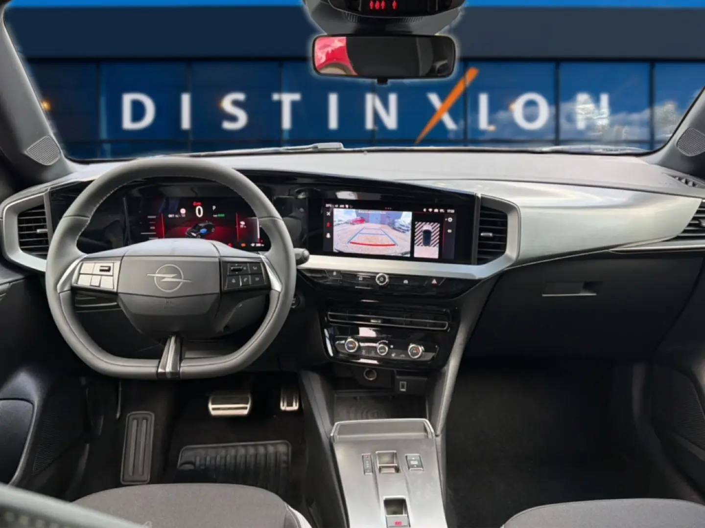 Vue intérieure avant de l’Opel Mokka Electric 156 GS 2025, tableau de bord moderne avec écran tactile et volant multifonction.