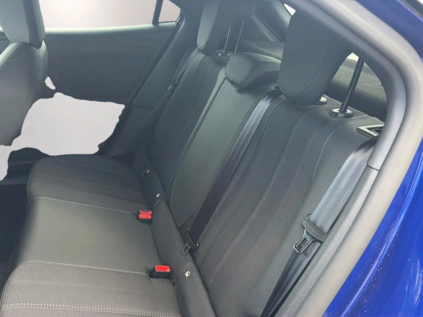 Vue intérieure sur la banquette arrière noire de l’Opel Mokka Electric 156 GS bleu, côté droit avec ceinture de sécurité.
