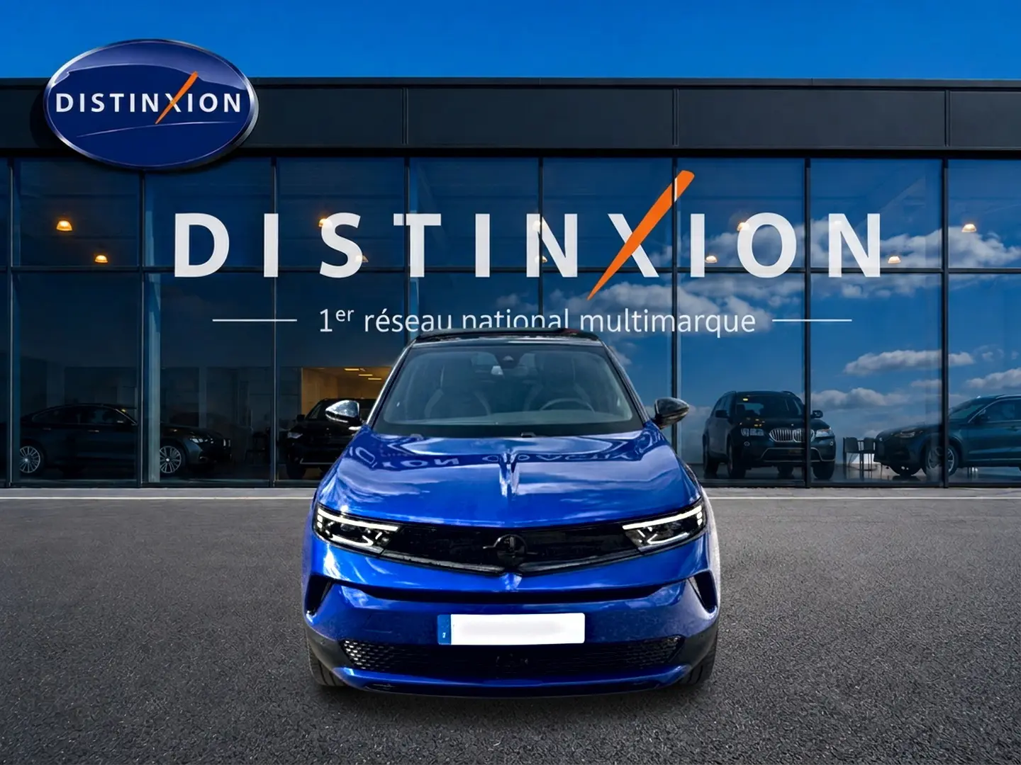 Opel Mokka Electric 156 gs bleu en vue frontale, avec phares LED et calandre noire brillante.