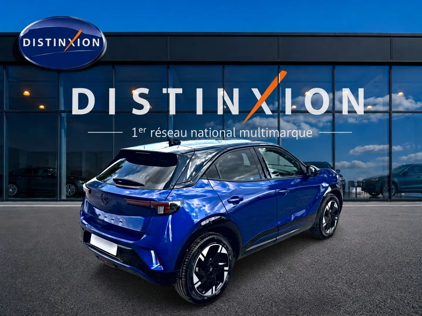 Opel Mokka Electric 156 gs bleu en 3/4 arrière droit, avec jantes alu noires et toit noir brillant.
