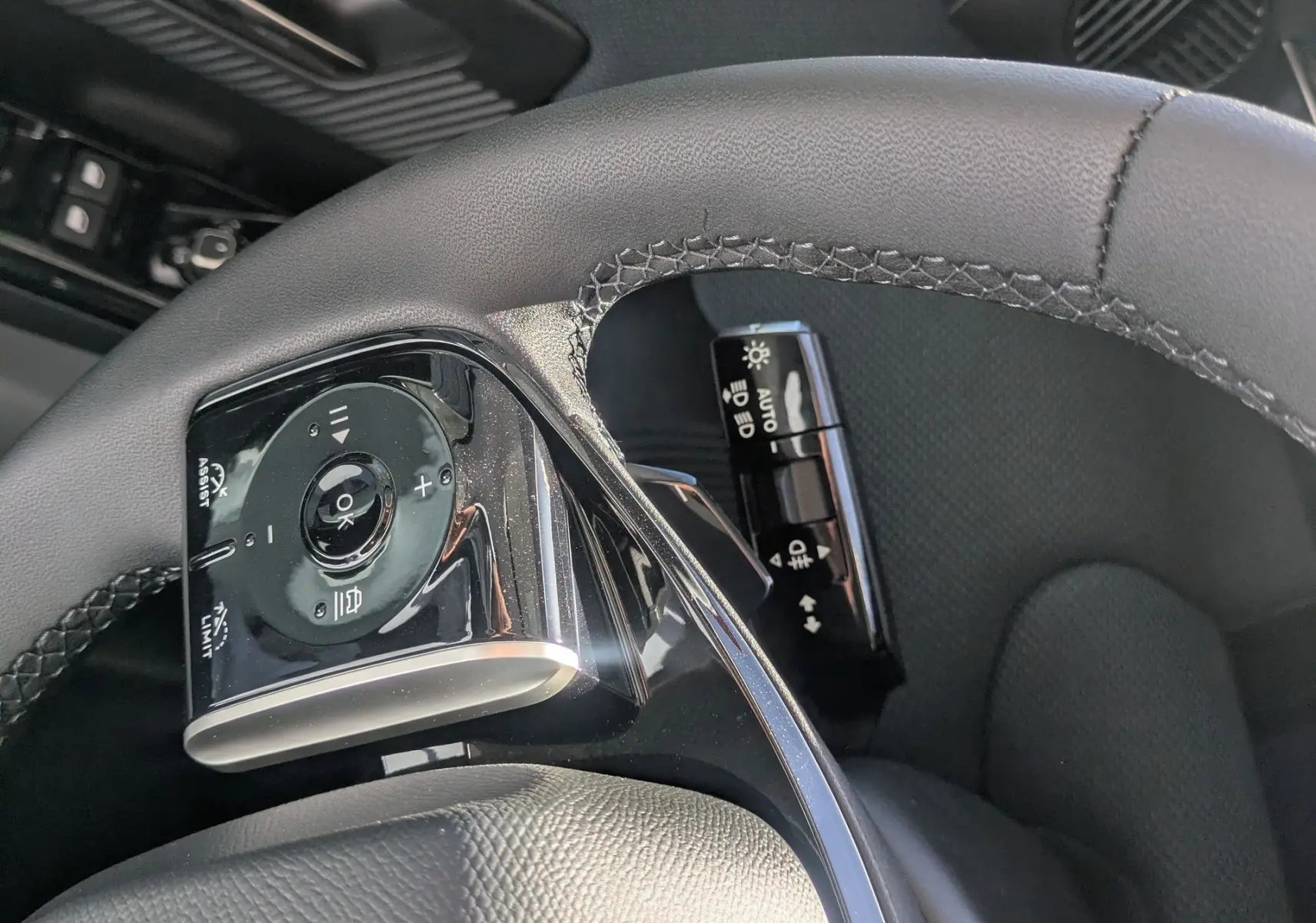 Gros plan sur le volant noir du Citroën C5 Aircross hybride 2026, avec commandes intégrées et détails de finition.