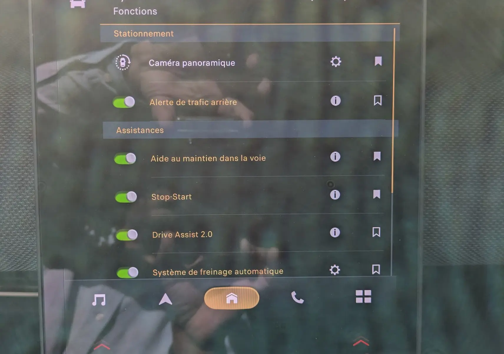 Écran tactile du système d'aide à la conduite du Citroën C5 Aircross hybride 2026, affichant les options ADAS.