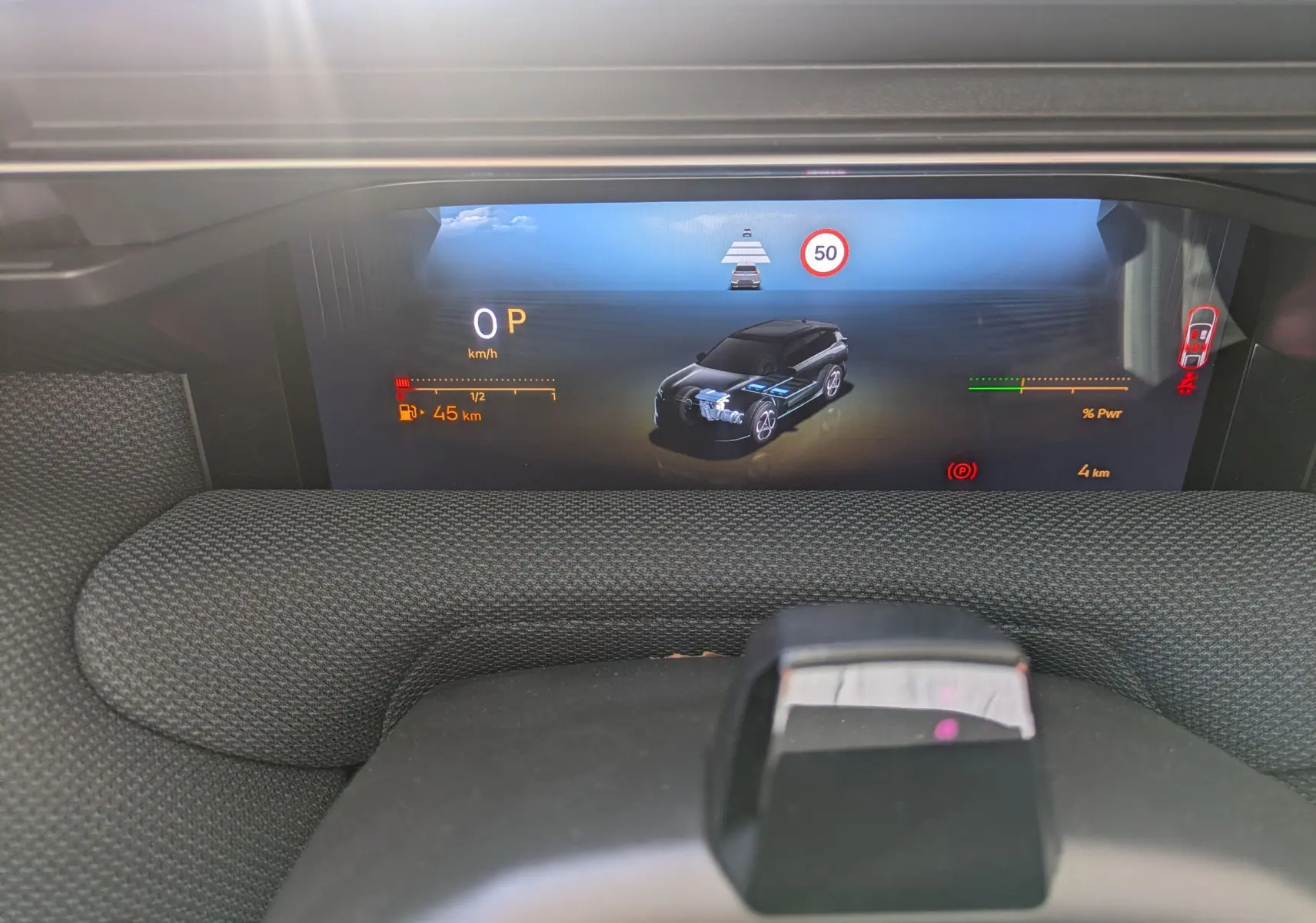 Affichage numérique du tableau de bord du Citroën C5 Aircross hybride 2026 montrant l'autonomie et la puissance.