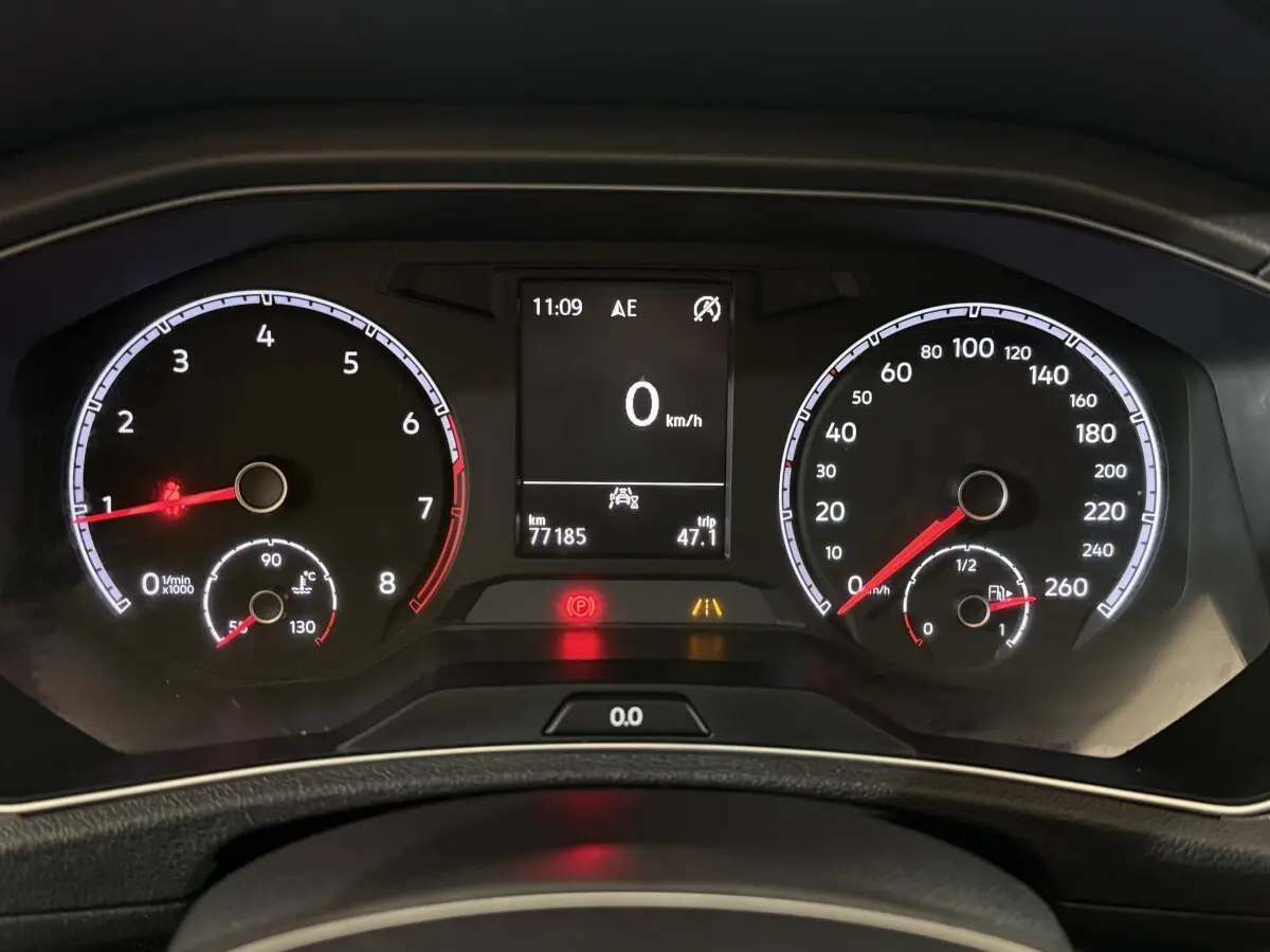 Tableau de bord du Volkswagen T-Roc 2020 affichant la vitesse à 0 km/h et compteurs numériques éclairés.