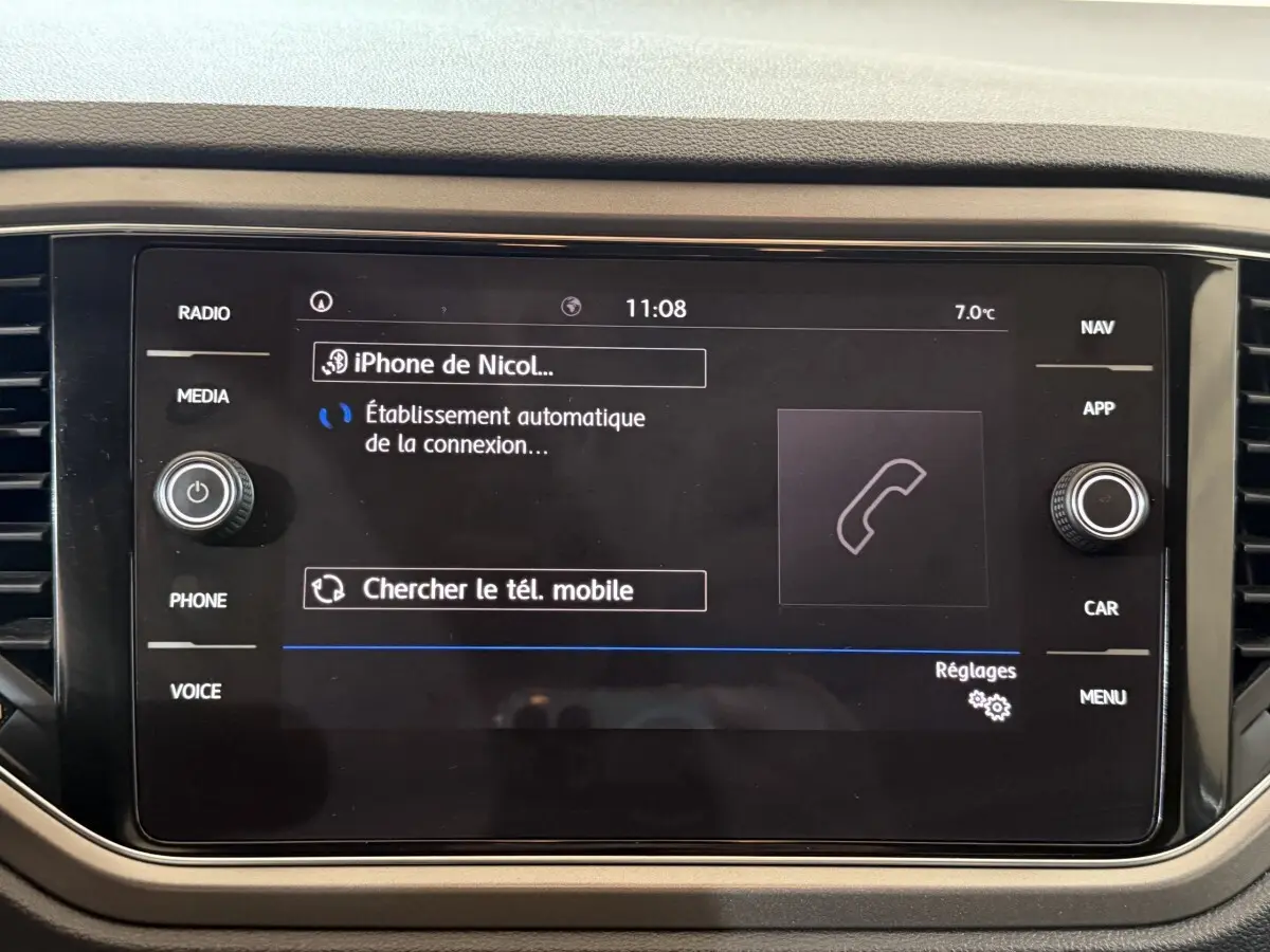 Écran tactile central du Volkswagen T-Roc noir 2020 affichant la connexion Bluetooth en cours