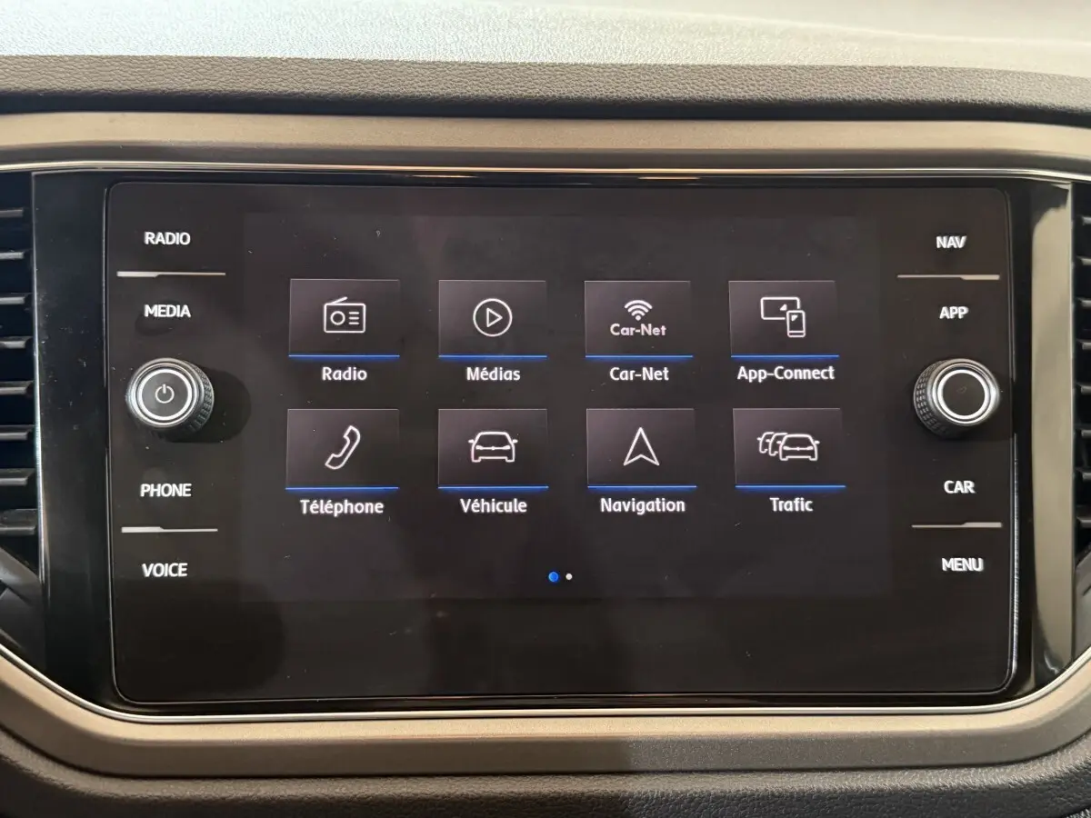 Écran tactile central du Volkswagen T-Roc noir 2020 affichant les options radio, navigation et téléphone.