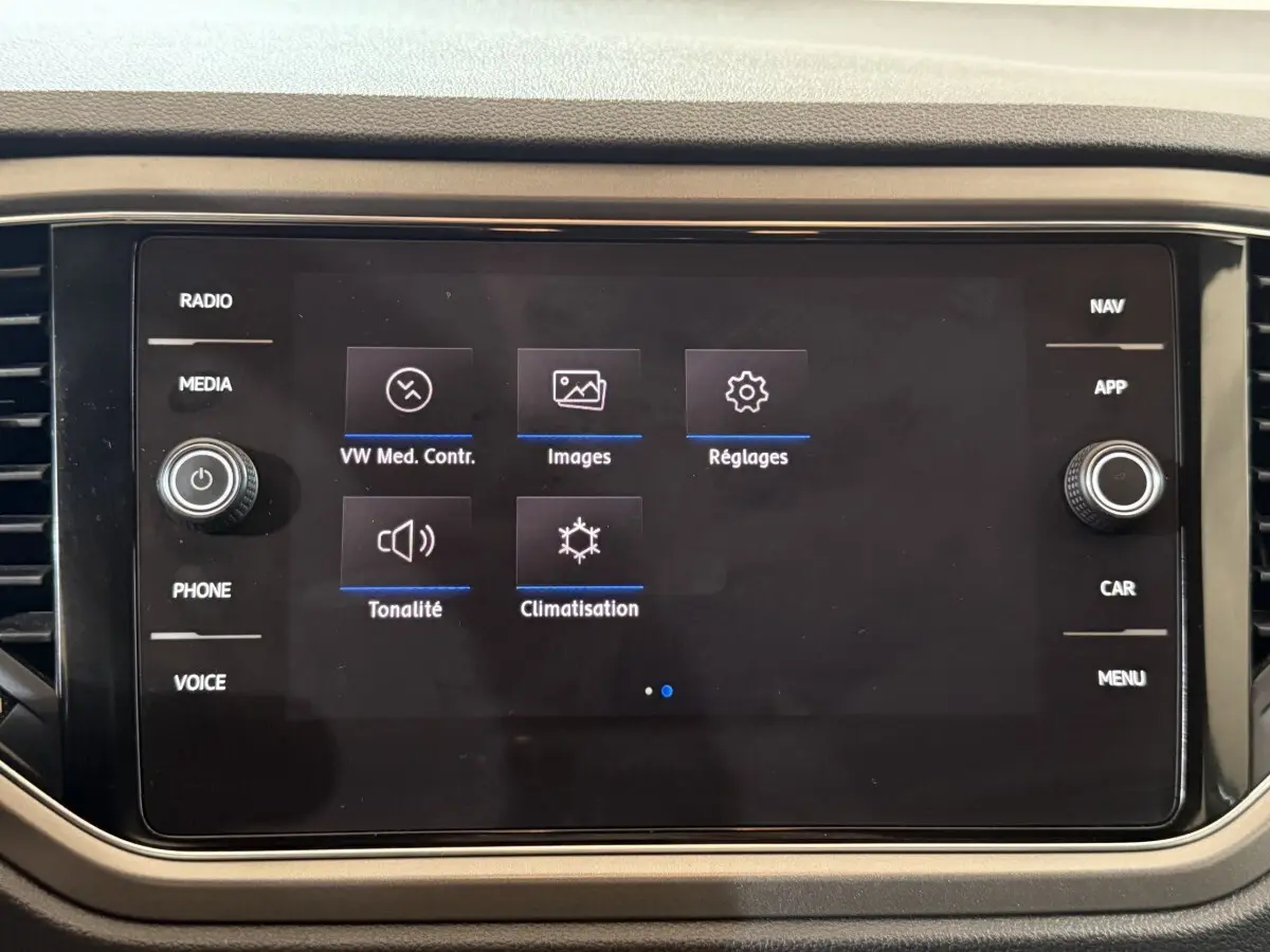 Écran tactile central du Volkswagen T-Roc 2020 affichant les menus multimédia et climatisation, intérieur noir.