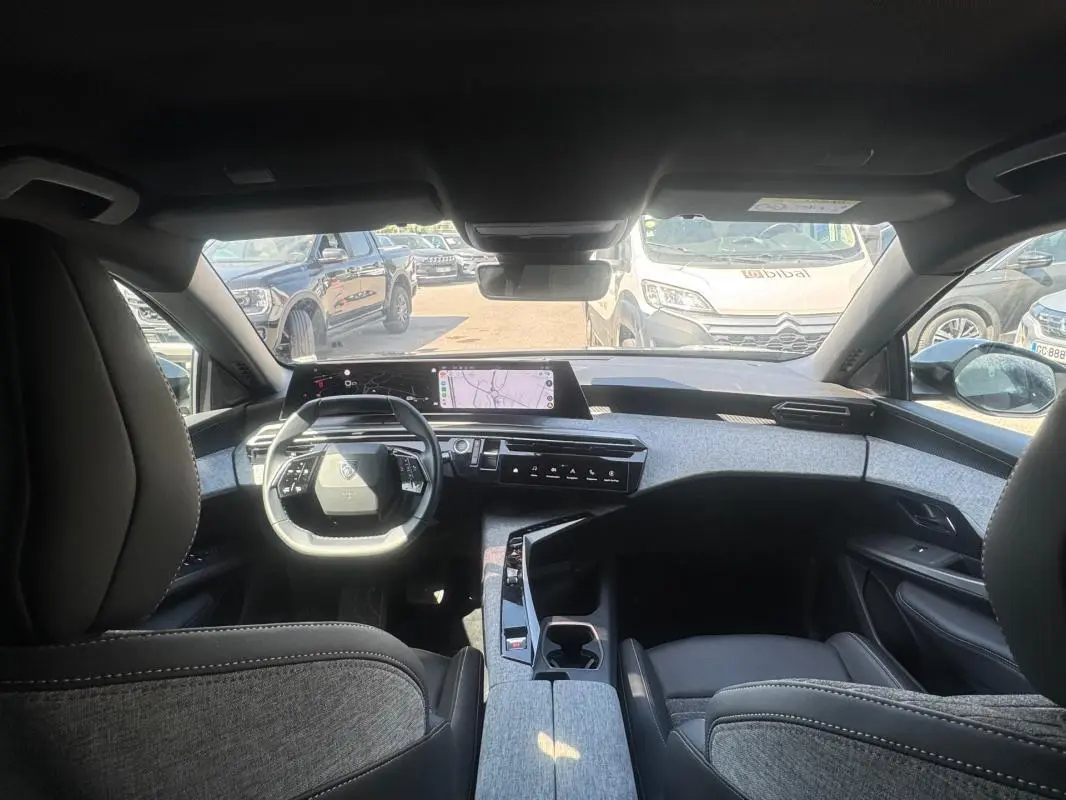 Vue intérieure avant du Peugeot 3008 Hybrid 136 e-DCS6 Allure 2025, soulignant le cockpit numérique et les finitions modernes.