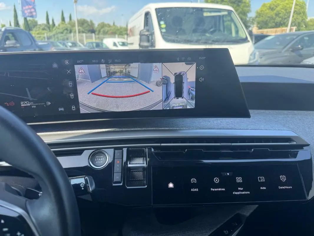 Vue intérieure du tableau de bord du Peugeot 3008 Hybrid 136 e-DCS6 Allure 2025, avec écran numérique affichant la caméra de recul.