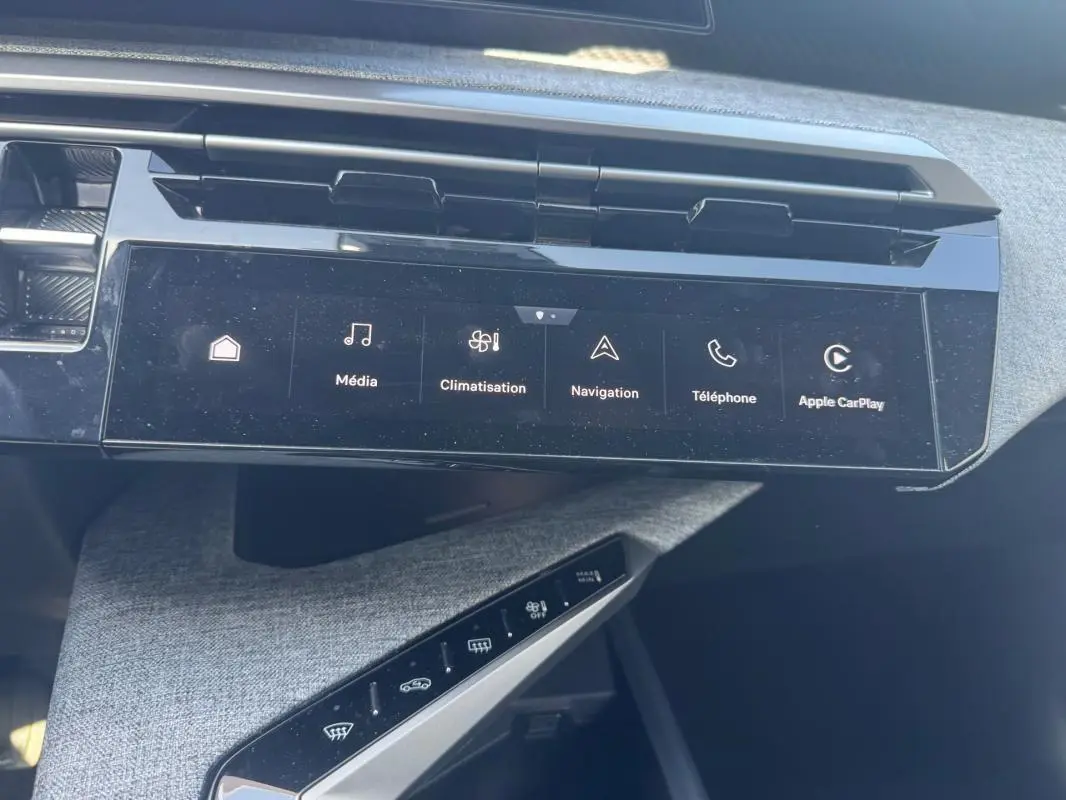 Vue rapprochée de la console centrale tactile du Peugeot 3008 Hybrid 136 e-DCS6 Allure gris foncé avec commandes climatisation et multimédia.