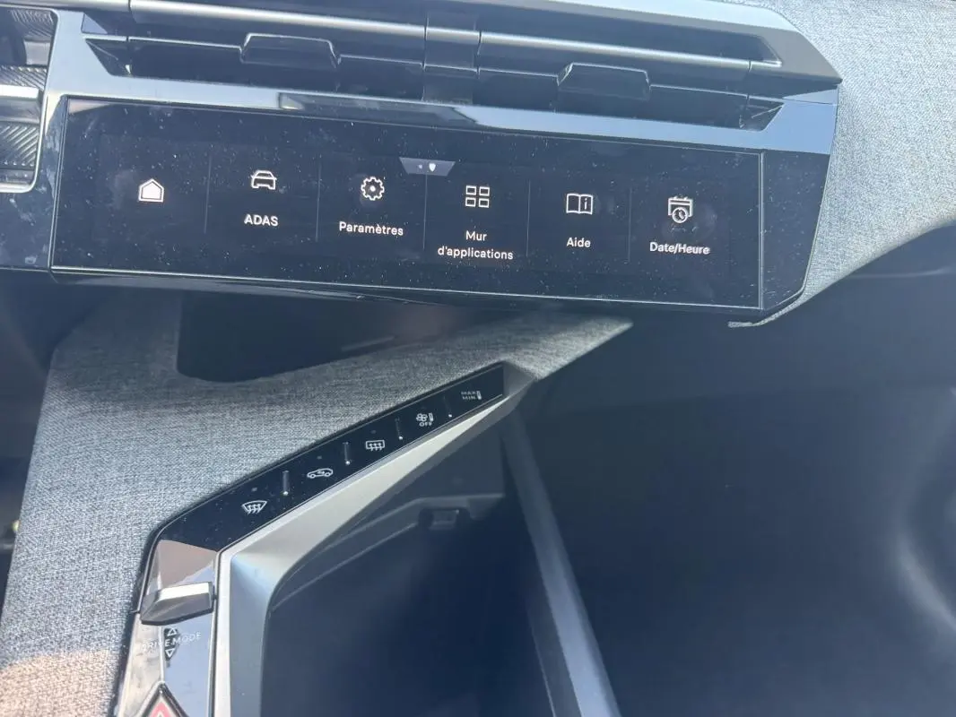 Vue rapprochée de la console centrale et écran tactile du Peugeot 3008 Hybrid gris foncé, finition Allure 2025.