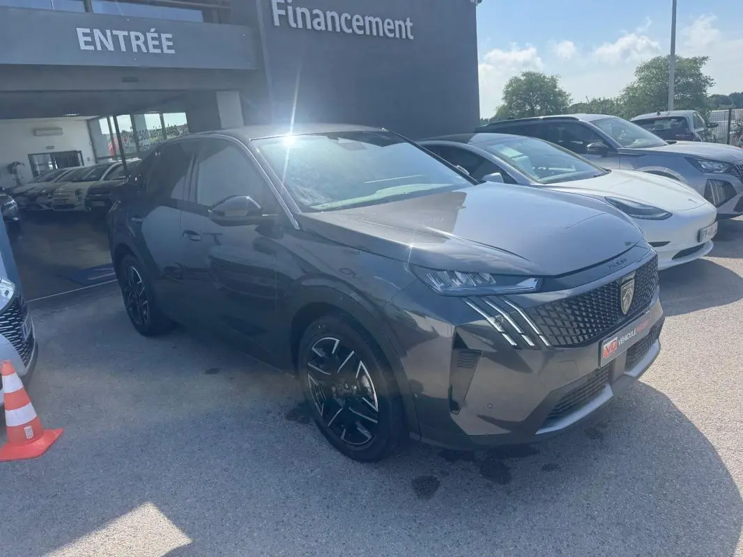Peugeot 3008 Hybrid gris foncé en 3/4 avant droit, avec jantes alliage 19 pouces et calandre distinctive.