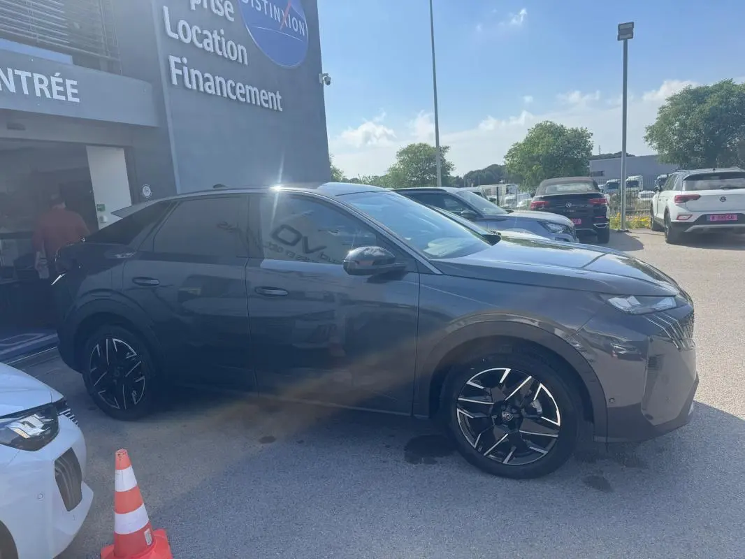 Peugeot 3008 Hybrid gris foncé en vue de profil côté gauche, avec jantes alliage 19 pouces et vitres teintées.
