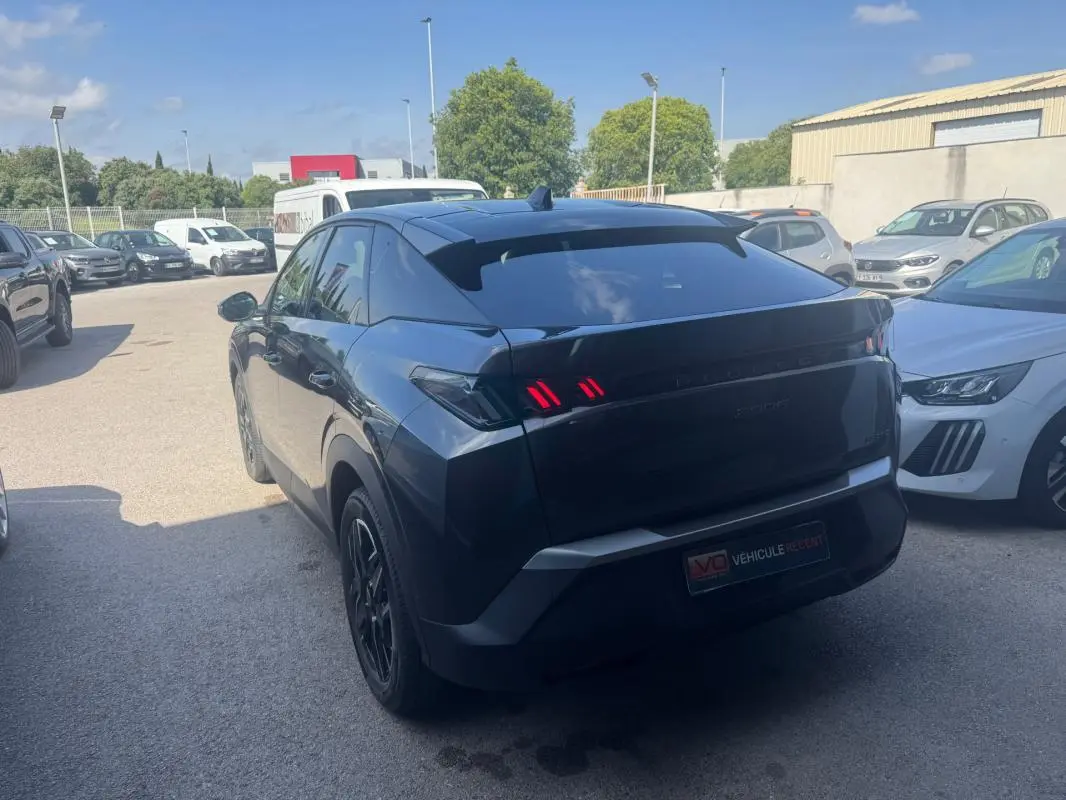 Vue 3/4 arrière droite d'un Peugeot 3008 Hybrid gris foncé avec feux arrière à LED et jantes alliage 19 pouces.