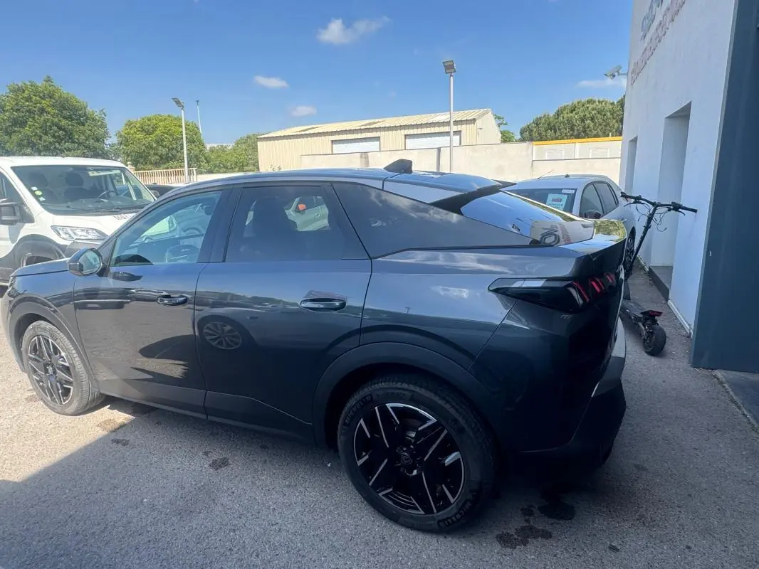 PEUGEOT 3008 Hybrid 136 gris foncé vue 3/4 arrière droit, jantes alliage 19 pouces et feux arrière LED distinctifs.