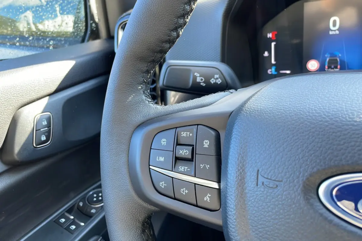 Gros plan sur le volant cuir multifonctions et commandes au volant côté gauche du Ford Ranger gris Iconic 2026.