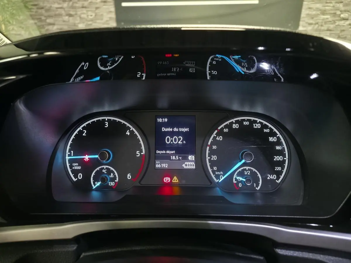 Vue rapprochée du combiné d'instrumentation du Ford Transit Connect gris, affichant compte-tours, vitesse et écran central digital.