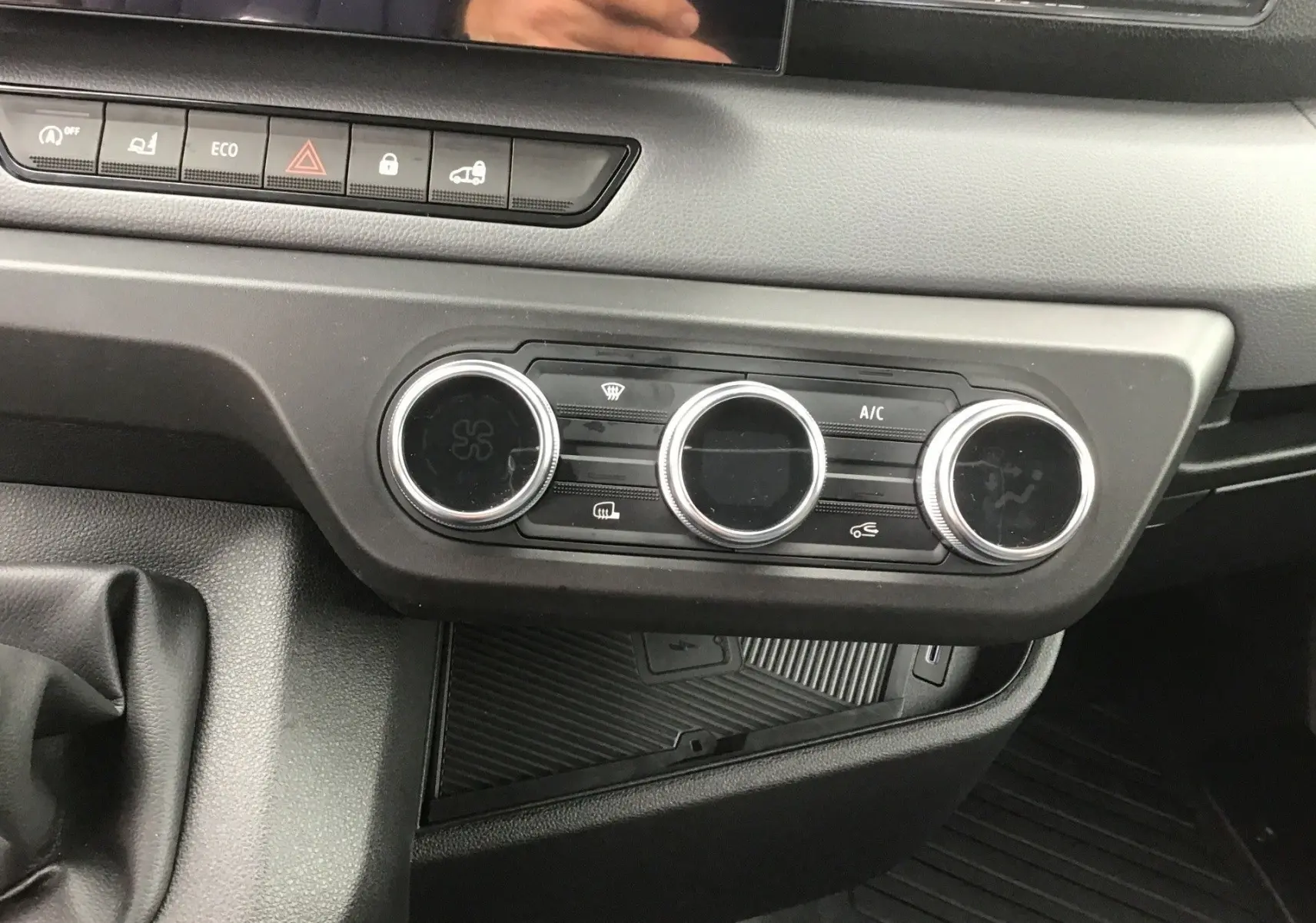 Détail du tableau de bord du Renault Master 2026 montrant les commandes de climatisation et les boutons de fonction en noir.