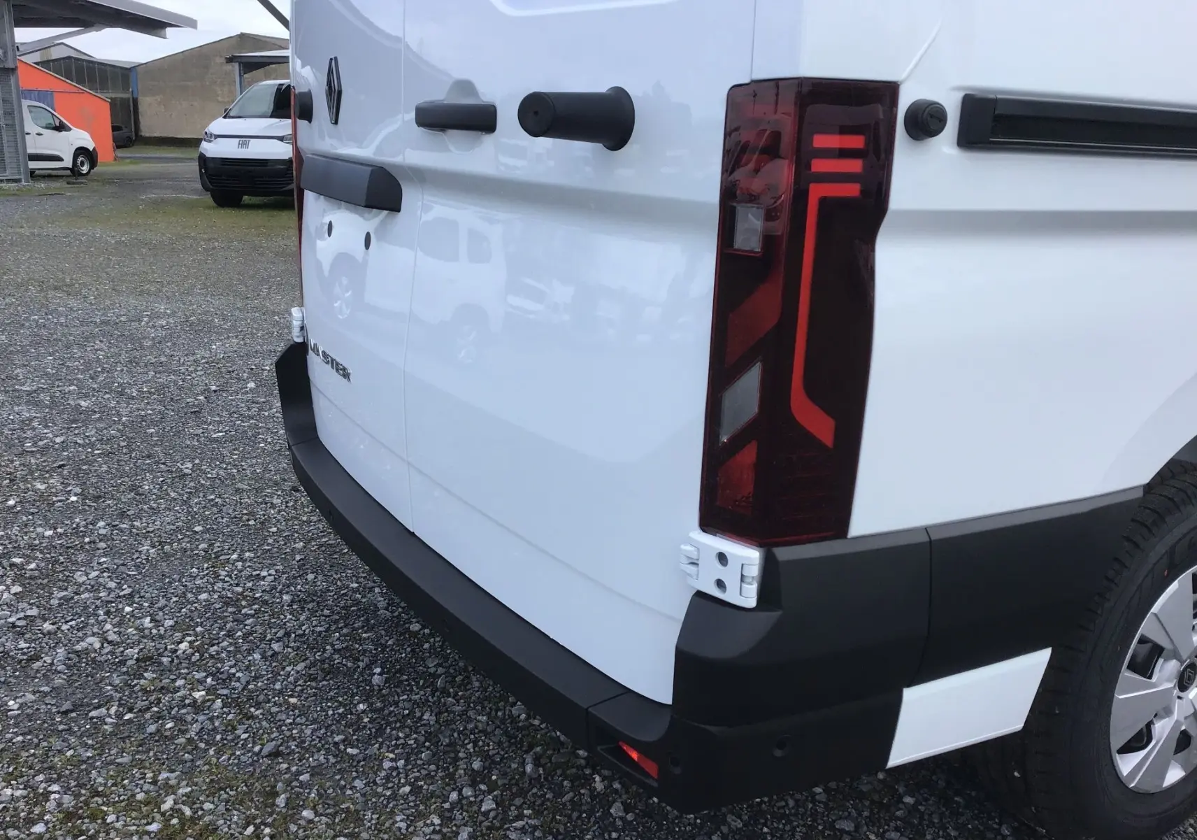 Vue arrière droite du Renault Master blanc 2026 avec feux arrière LED et pare-chocs noir contrastant.
