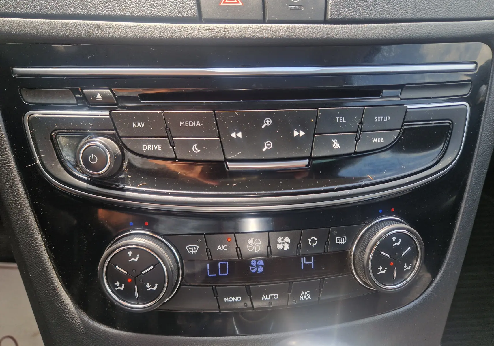 Gros plan sur la console centrale noire du Peugeot 508 SW 2015, montrant les commandes multimédia et climatisation digitale.
