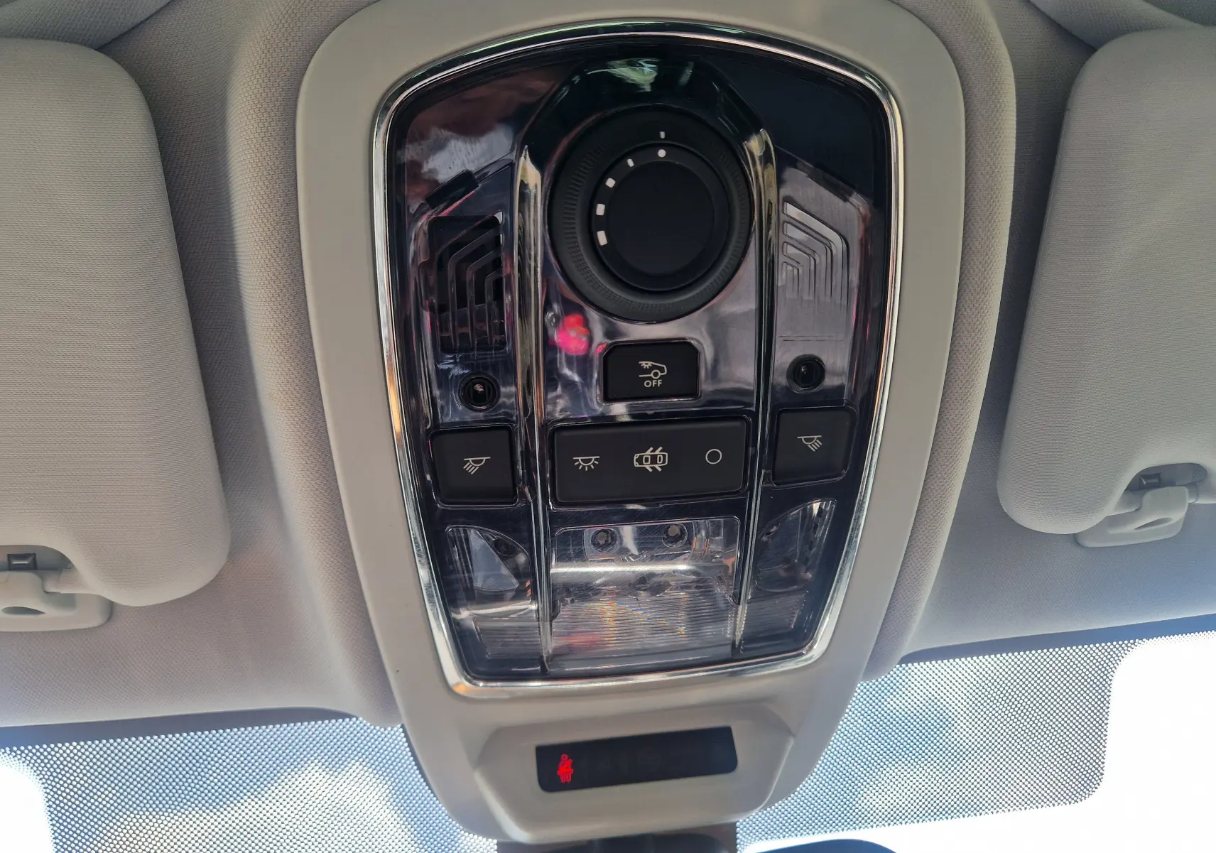 Vue intérieure du plafonnier de la Peugeot 508 SW gris Shark, avec commandes d’éclairage et détecteur de présence.