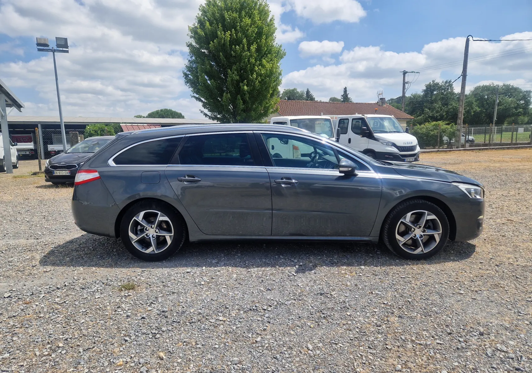 Peugeot 508 SW gris shark vue de profil côté gauche, break diesel avec jantes alliage 17 pouces.