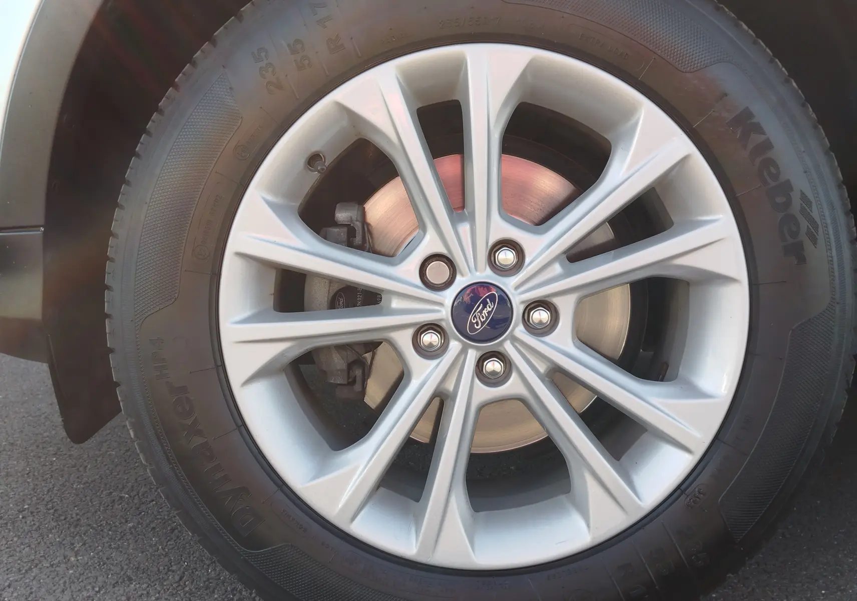 Gros plan sur la jante alliage argentée et pneu Kleber du Ford Kuga gris clair, côté avant droit.