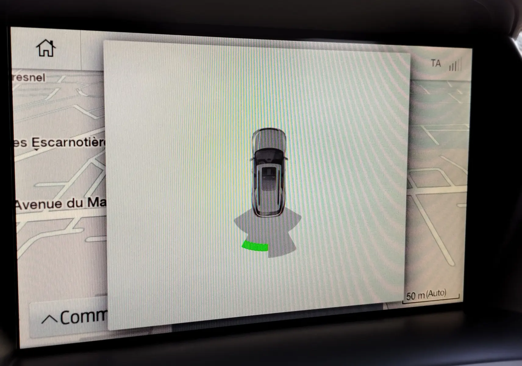 Affichage intérieur du système d'aide au stationnement du Ford Kuga gris clair, vue du dessus du véhicule avec capteurs actifs à l'arrière.