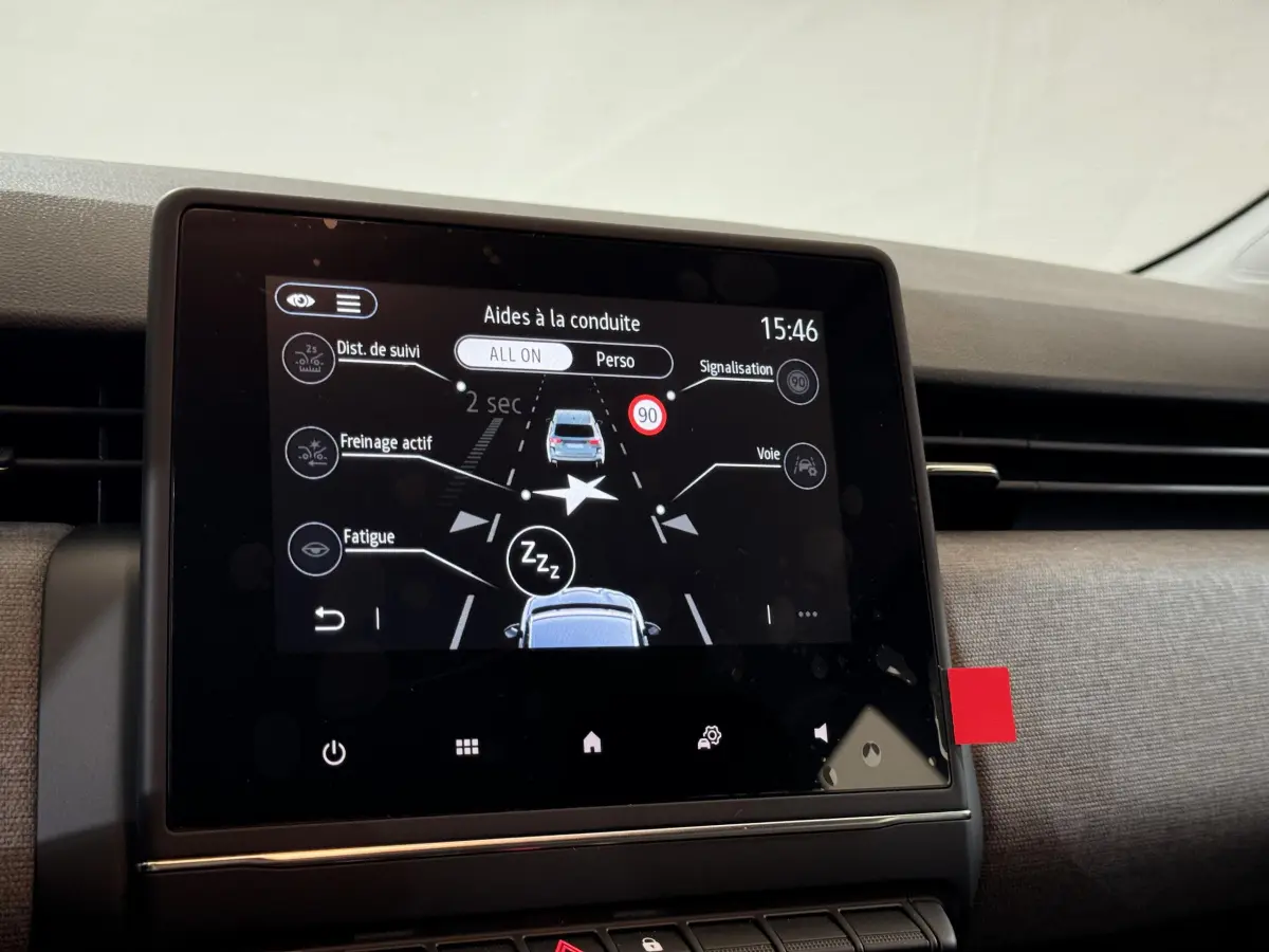 Écran tactile central de la Renault Clio gris clair 2025 affichant les aides à la conduite en intérieur