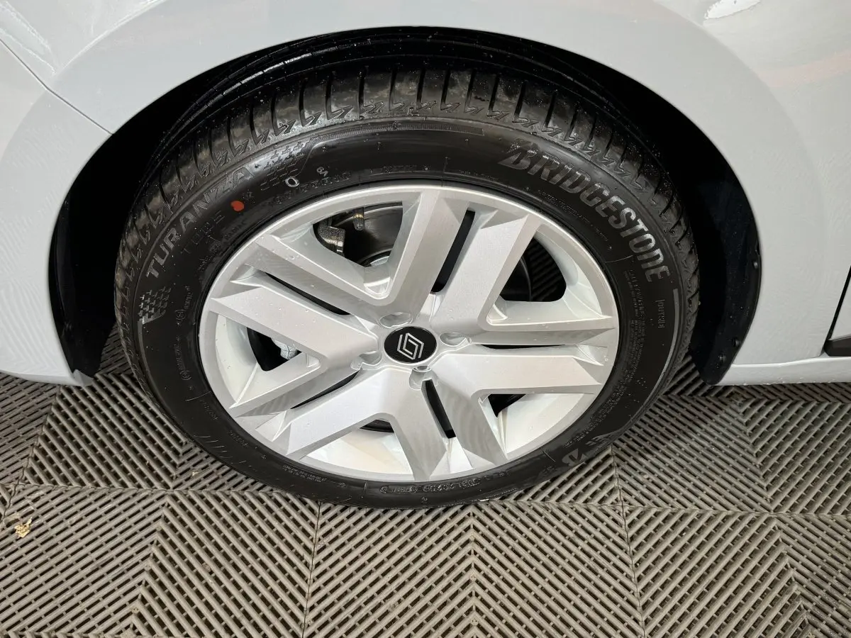 Gros plan sur la roue avant droite grise d'une Renault Clio 2025 avec jante alliage et pneu Bridgestone.