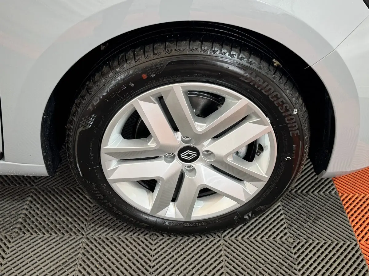 Gros plan sur la roue avant gauche de la Renault Clio gris clair 2025 avec jante alliage et pneu Bridgestone.