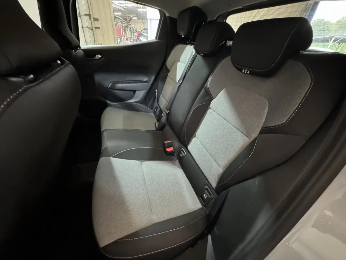 Vue intérieure côté droit des sièges arrière gris clair et noir de la Renault Clio Evolution Blue dCi 100 de 2025.