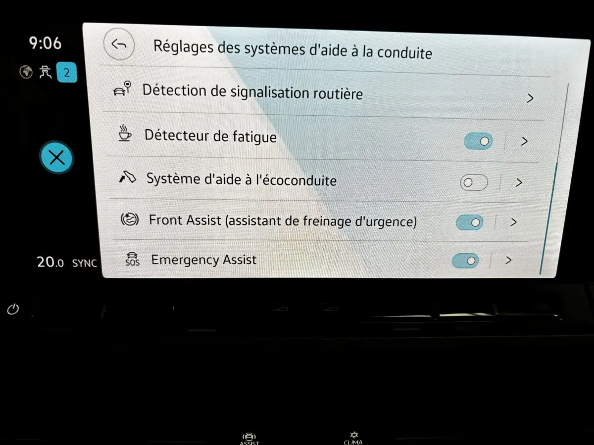 Écran tactile central de la Volkswagen Golf 1.5 ETSI noire affichant les réglages des aides à la conduite.