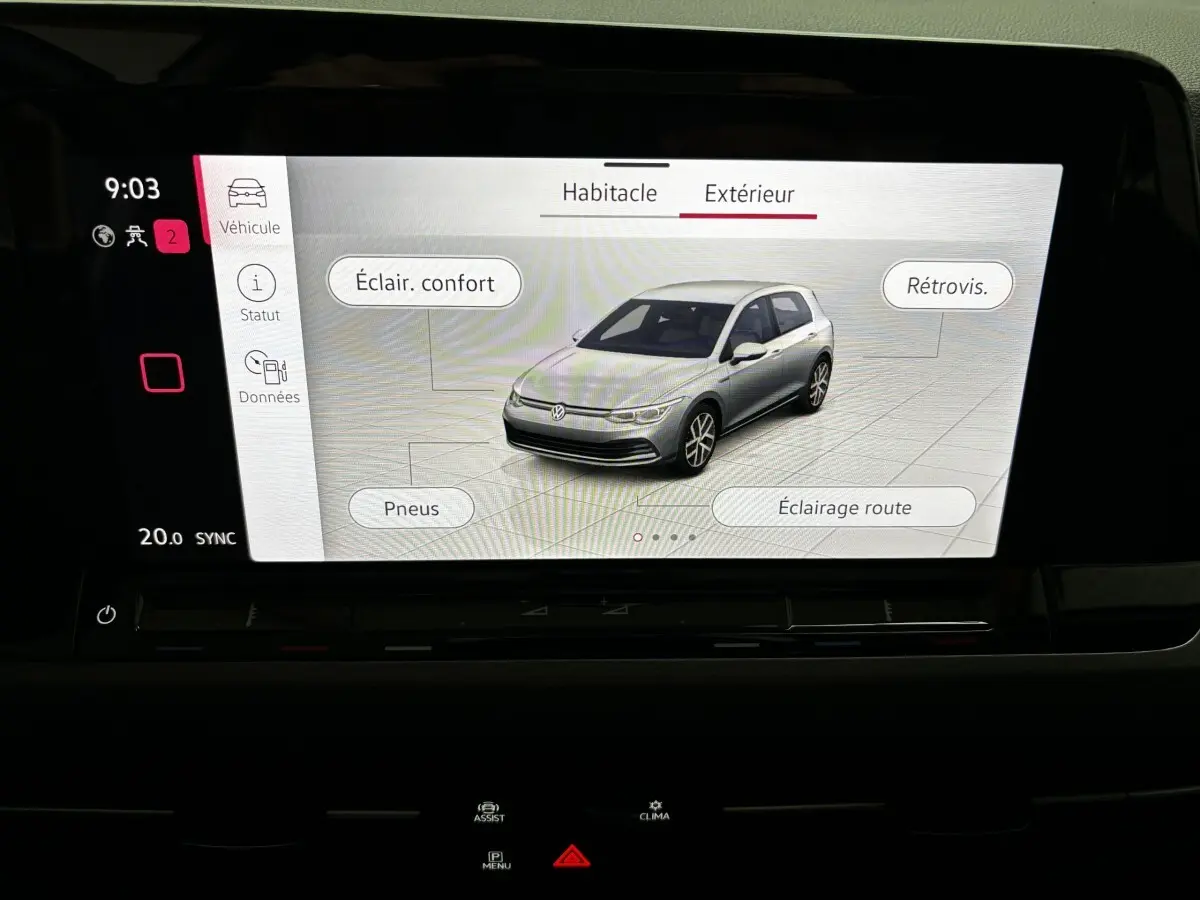 Écran tactile affichant une Volkswagen Golf noire vue de 3/4 avant droit en simulation extérieure.
