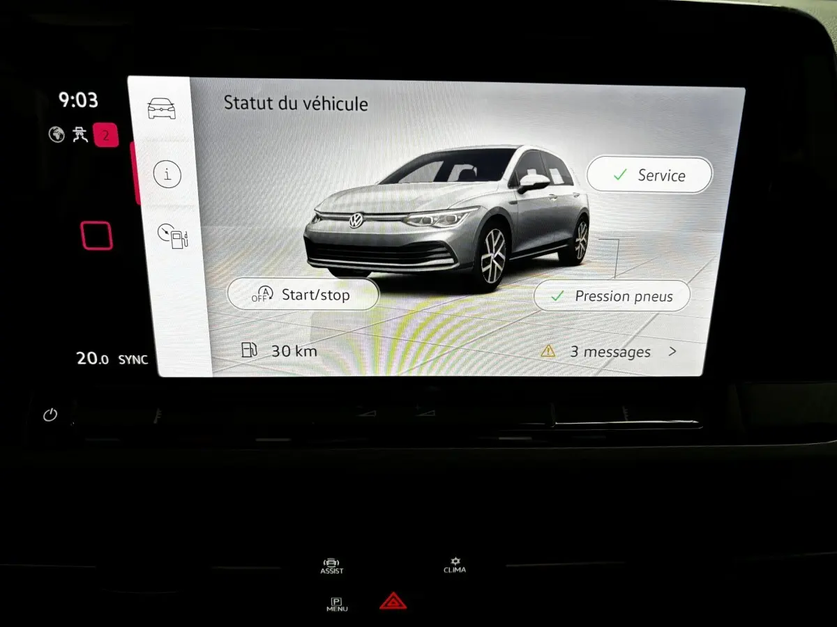 Écran tactile affichant une Volkswagen Golf grise en 3/4 avant droit avec statut véhicule et options service et pression pneus.