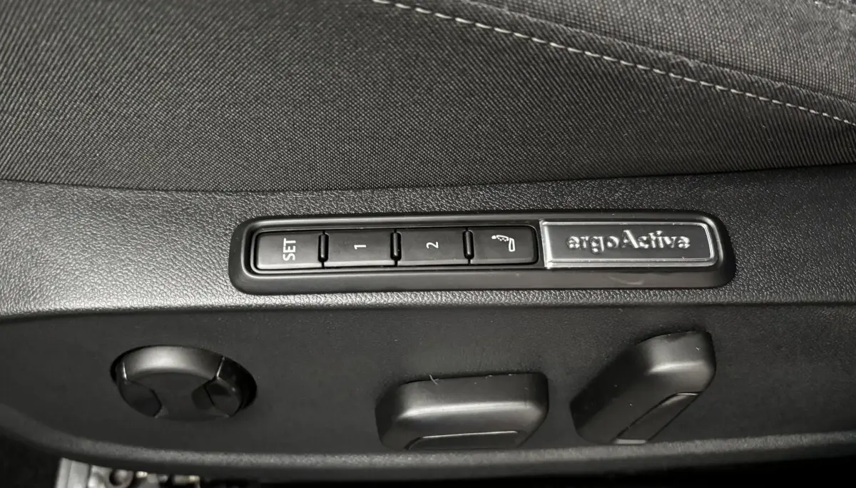 Détail des commandes de réglage de siège ergoActive noir dans une Volkswagen Golf 1.5 ETSI OPF 130 DSG7 Style 2024